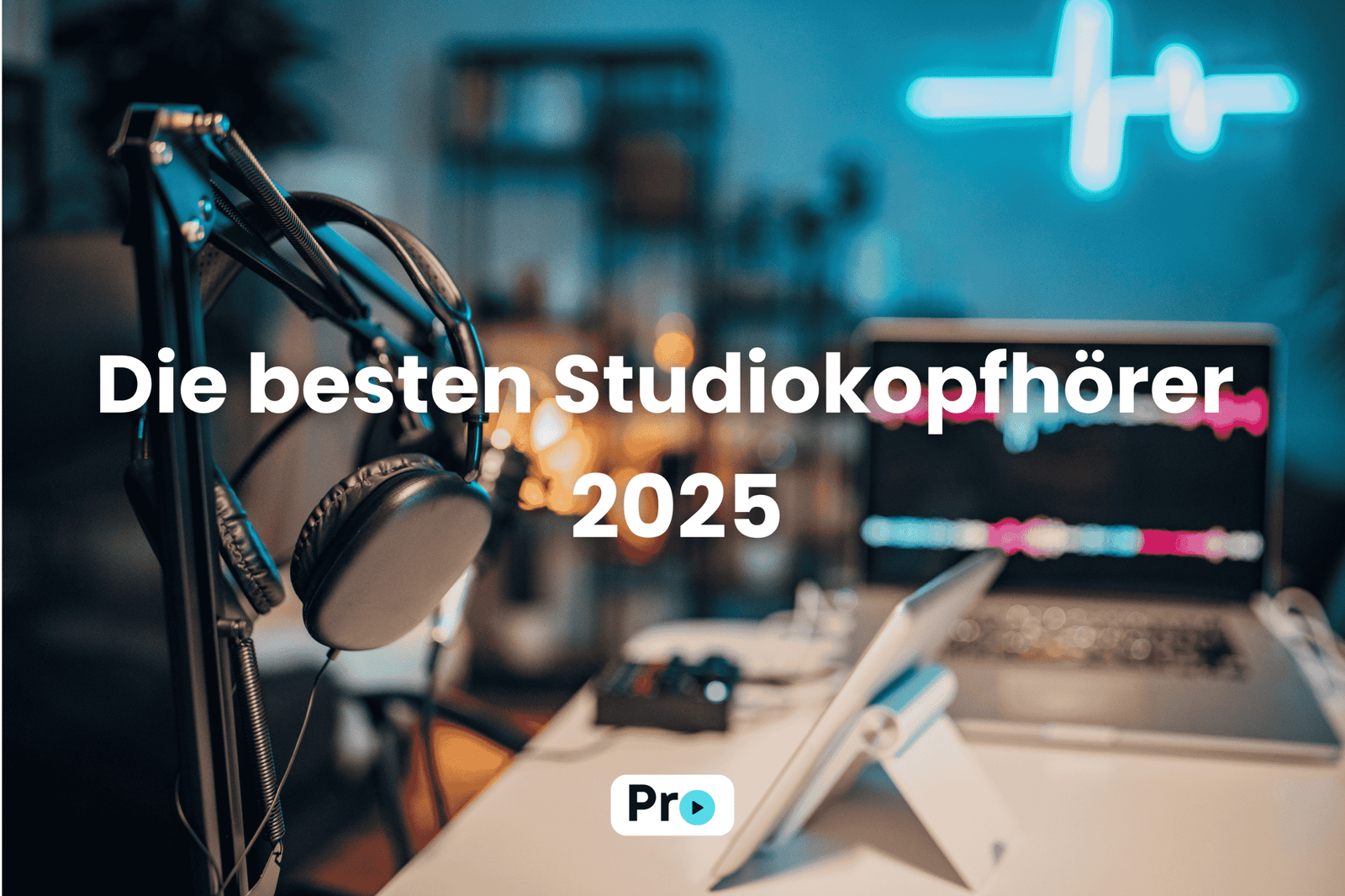 Modernes Homestudio mit der Aufschrift: ,,Die besten Studiokopfhörer 2025''. Mit ProducerLife-Logo